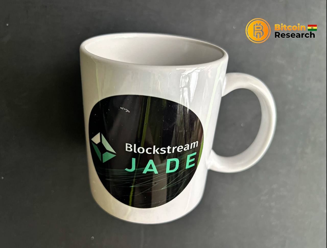 Tasa blanca con logo blockstream jade